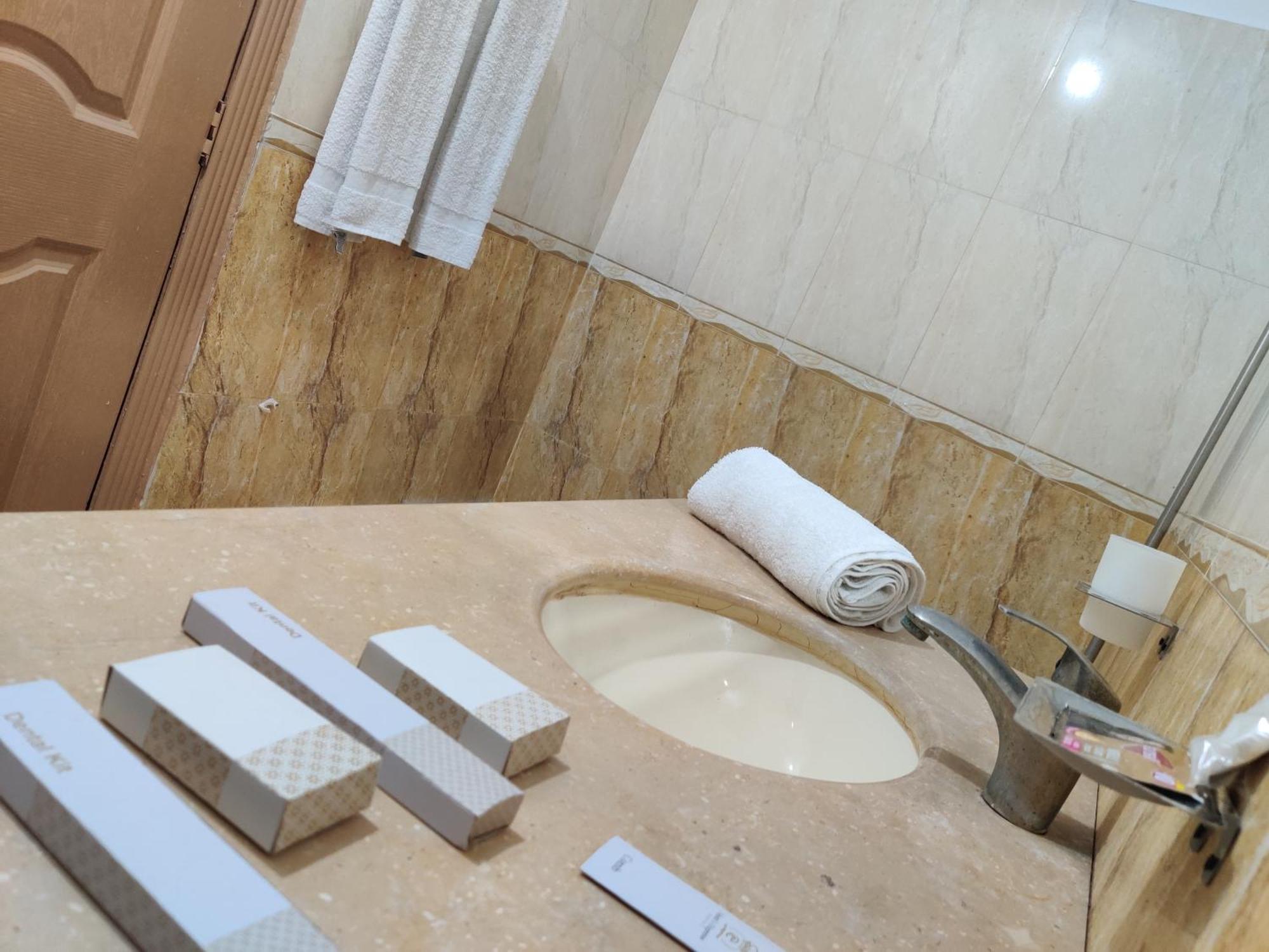 Hotel Swiss Pearl Lahore Kamer foto