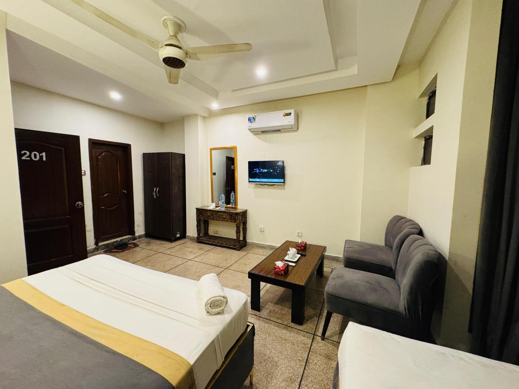 Hotel Swiss Pearl Lahore Buitenkant foto